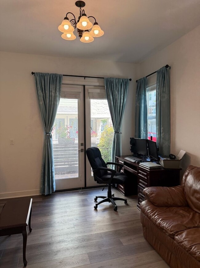 Building Photo - Spacious 4 Bedroom, 3.5 Bath Townhome in G...