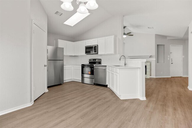 Building Photo - 16702 Shipshaw River Dr