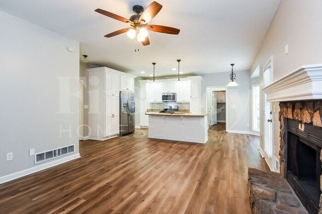 Building Photo - 215 Winfair Dr