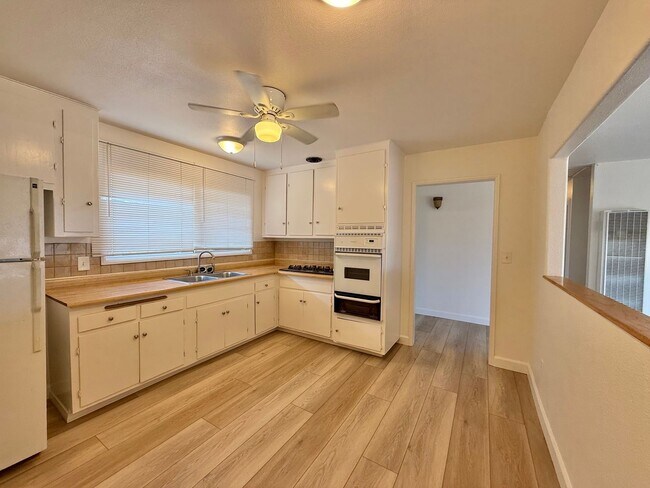 Building Photo - 3 bedroom house in Santee with Large yard,...