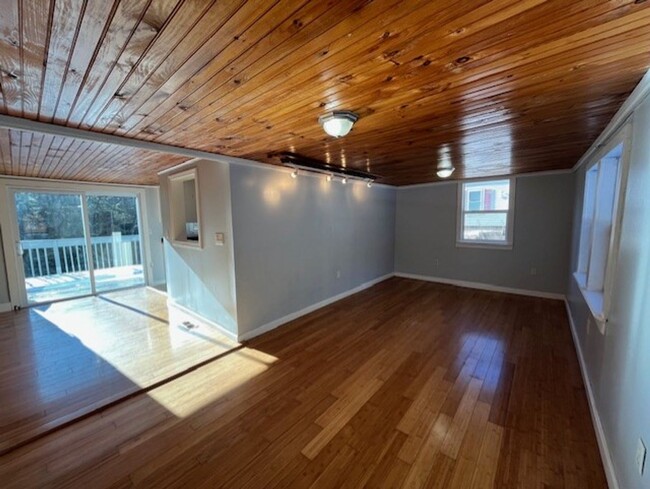 Building Photo - Electricity included!  3 BR Ranch Style ho...