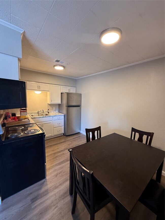 Foto del edificio - 120 Charles Barker Ave