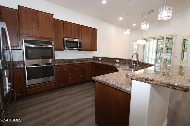 Building Photo - 852 E Rawhide Ct