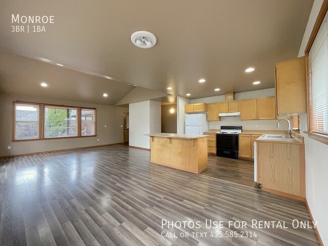 Building Photo - Monroe-