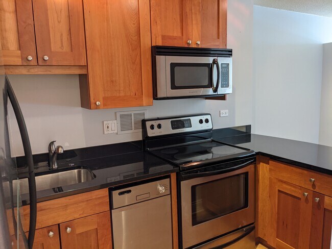 Building Photo - 450 W Briar Plz