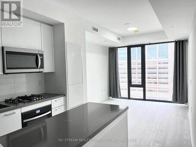 Building Photo - 195 McCaul St