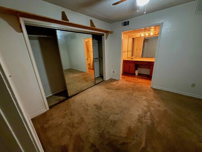 Building Photo - Cozy 1BD Condo in Richardson ISD with Fireplace & Amenities