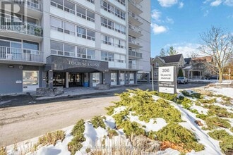 Building Photo - 396 Queens Ave