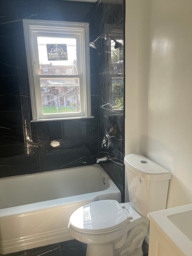 Foto del edificio - 3905 Kenyon Ave