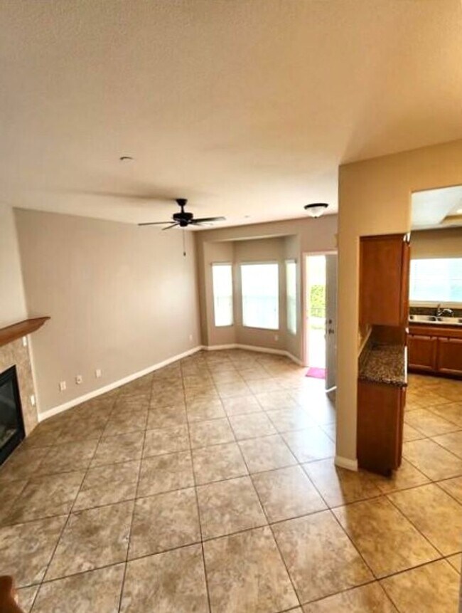 Building Photo - Luxury Two Bedroom Two and a half Bathroom...