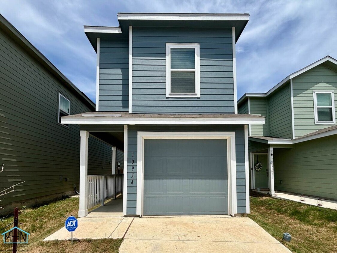 Primary Photo - Incredible 3 bed/2.5 bath newer built home...