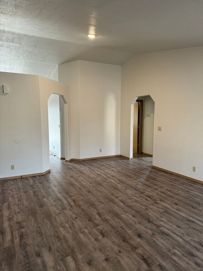 Building Photo - Cute Updated Duplex in SW Redmond