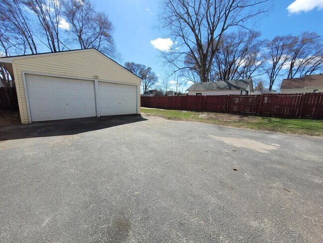 Building Photo - 1648 Preble Ave