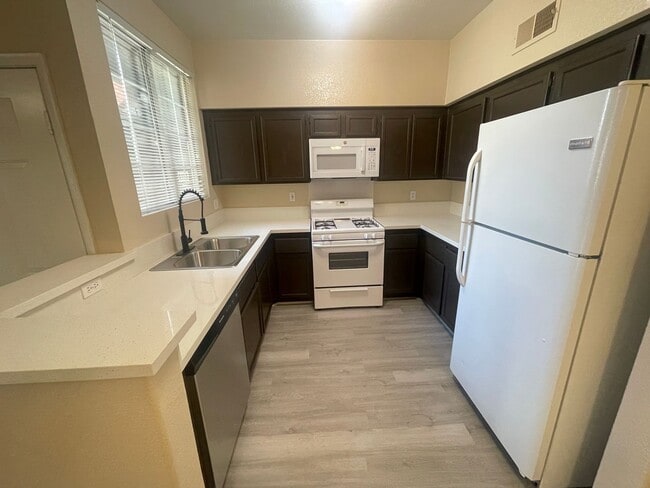 Foto del edificio - 7701 Himalayas Ave