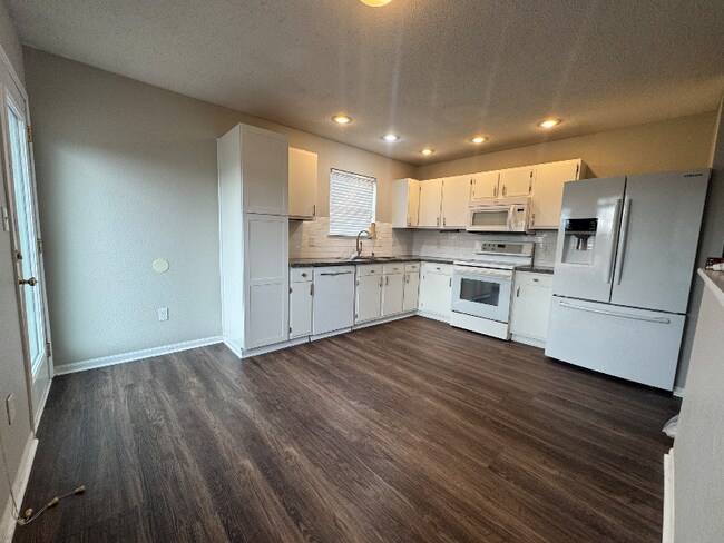 Building Photo - 18030 Sanibel Cir