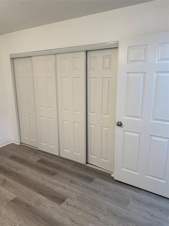 Foto del edificio - 2825 Stoneway Ln