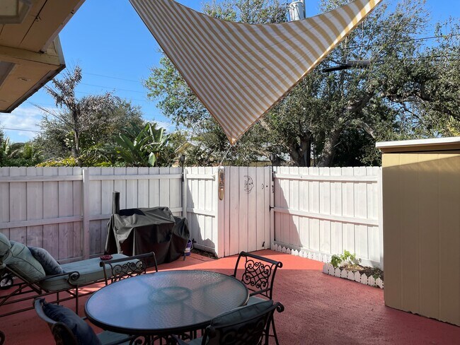 Building Photo - 141 E Riverside Dr