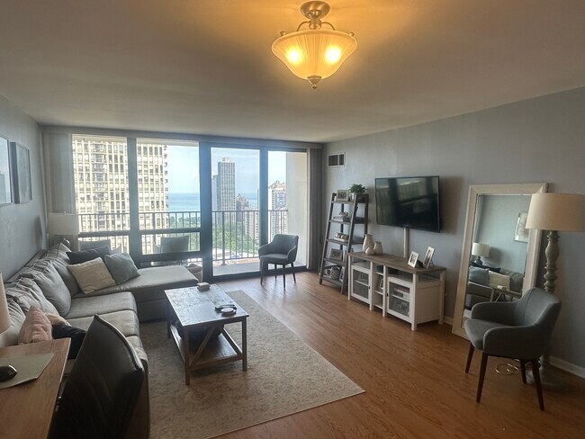 Spacious living room - 1636 N Wells St