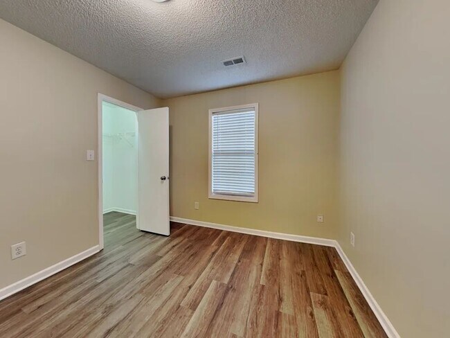 Foto del edificio - 5876 Culloden Ct