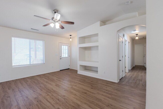 Building Photo - 3 Bedroom, 2 Bath Ranch Style Home in Pres...