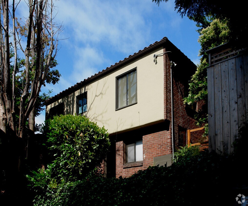 Building Photo - 626,-630 W Mercer Pl