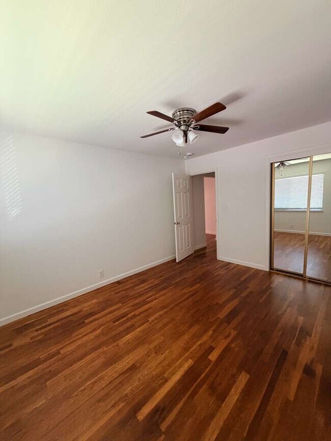 Foto del edificio - 1015 W Olive Ave