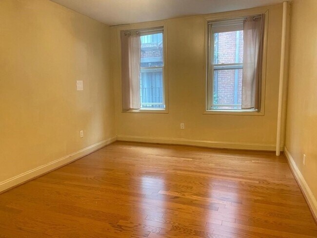 Building Photo - 394 Riverway