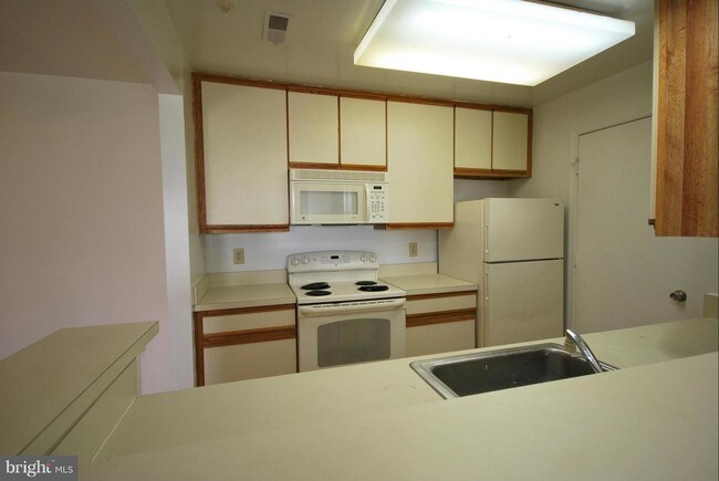 Building Photo - 3301 Sir Thomas Dr