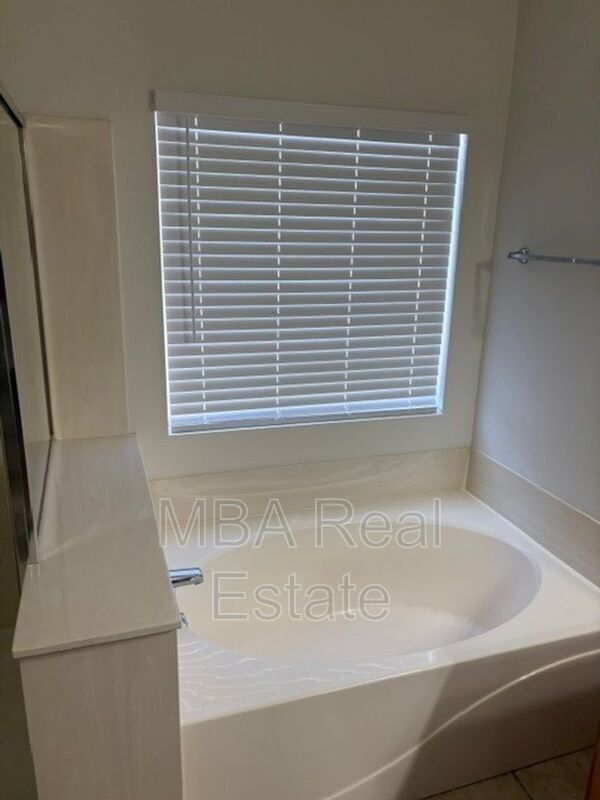 Foto del edificio - 9816 E Keats Ave