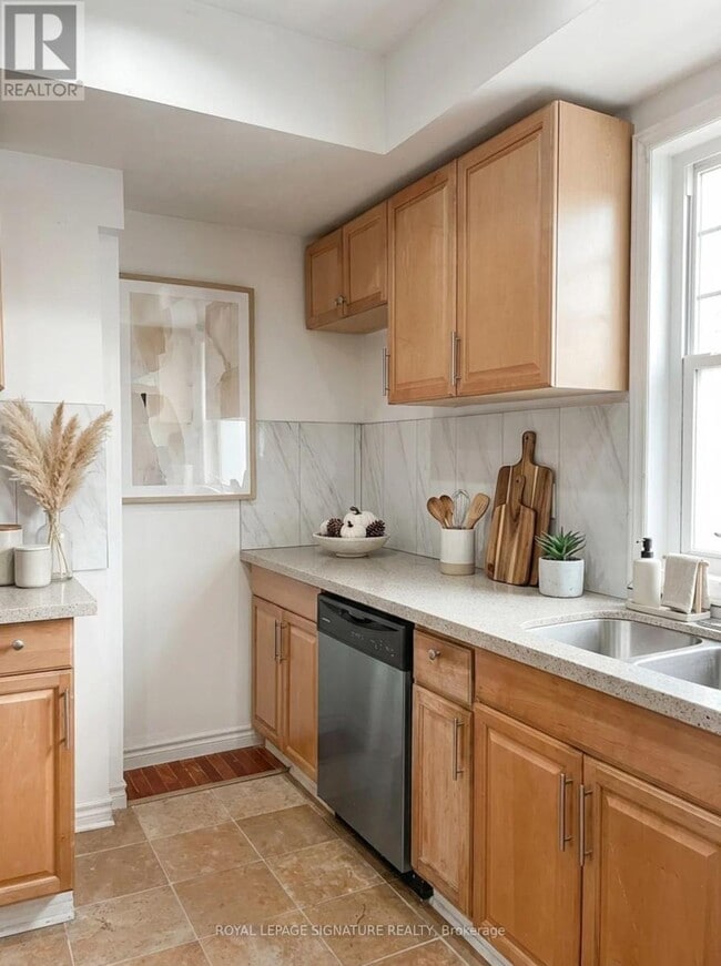 Building Photo - 6 Trueman St