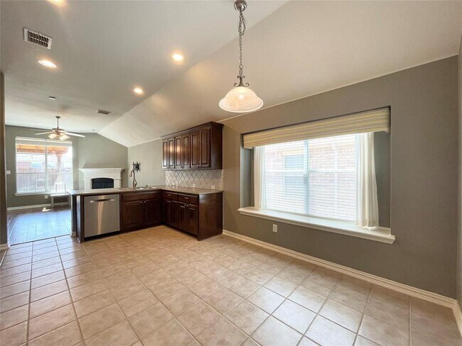 Building Photo - 2636 Lake Ridge Dr