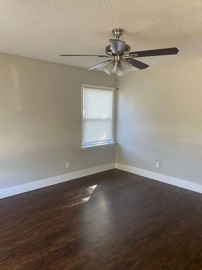 Foto del edificio - 4947 Corrigan Dr