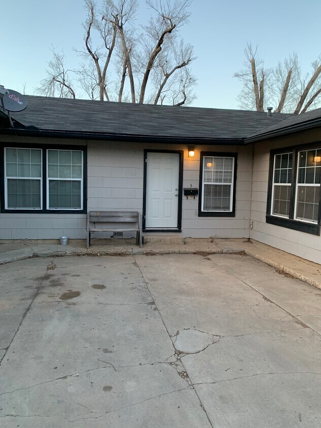 Entry - 710 N Russell St