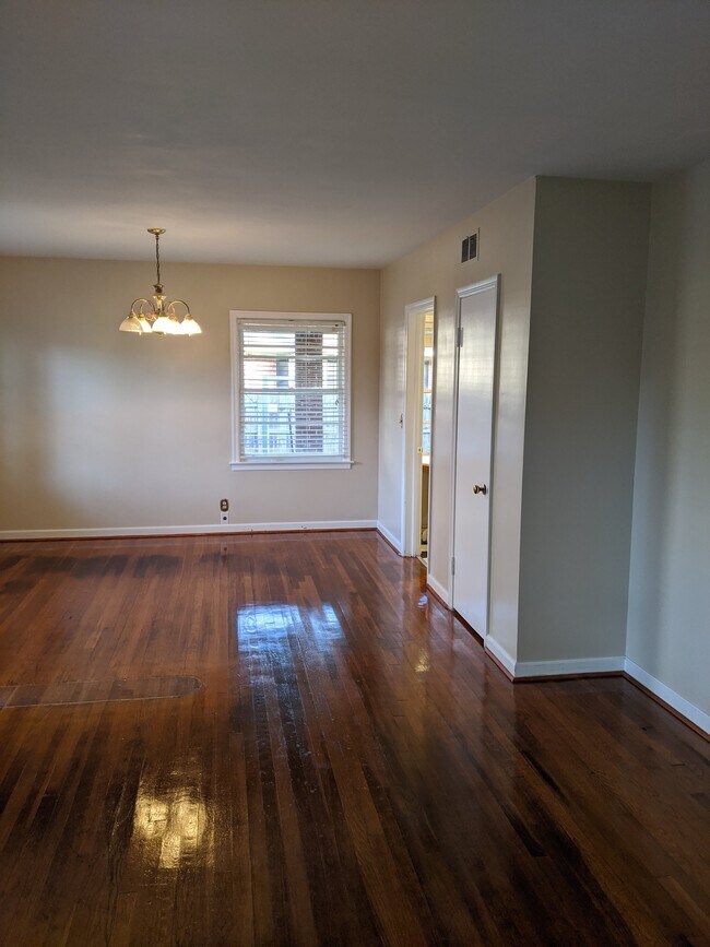 Building Photo - 3032 Colonial Dr