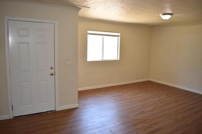 Building Photo - 2991 Oleander Ave