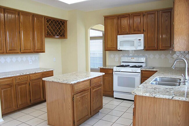 Building Photo - 4614 Forest Home Dr