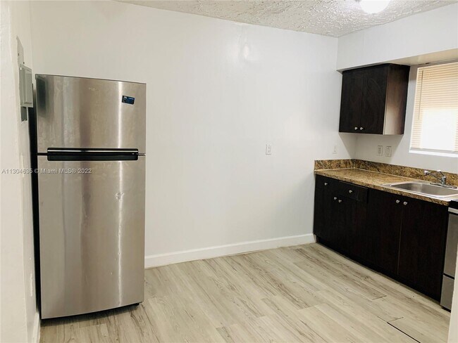 Foto del edificio - 651 NE 86th St