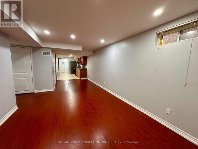 Photo du bâtiment - 288 Monte Carlo Dr