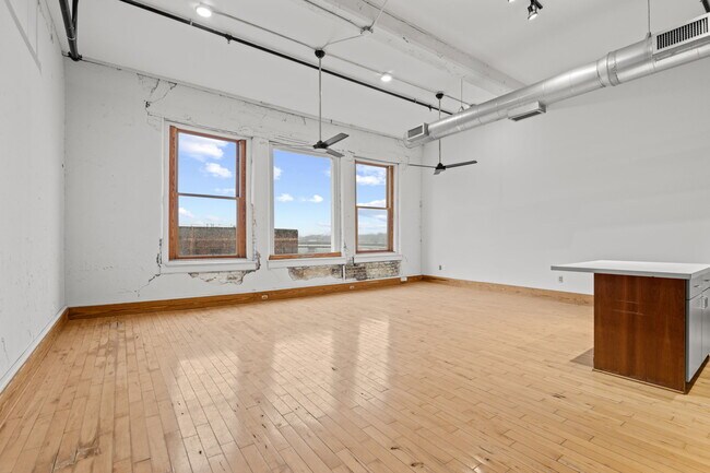 Building Photo - 100 S Gay St