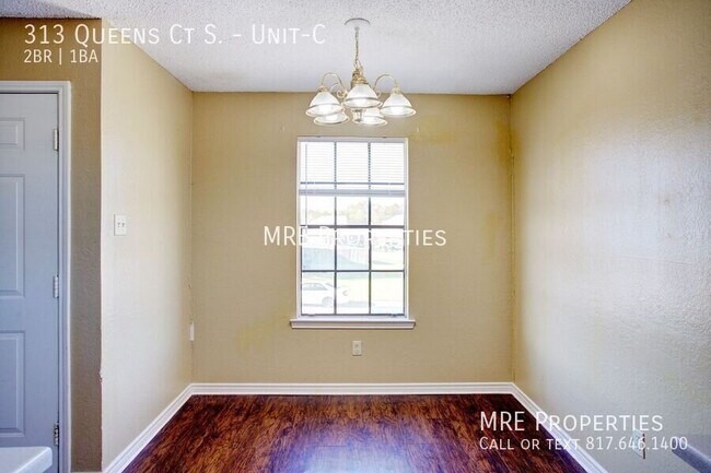 Foto del edificio - 313 Queens Ct S