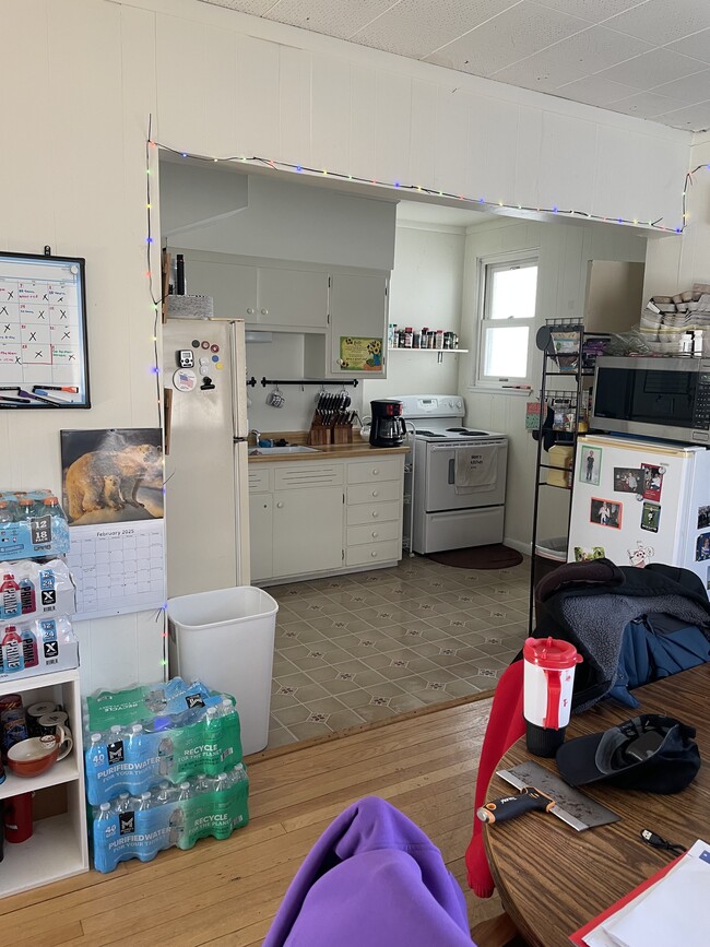 Kitchen - 2102 E Beverly Rd