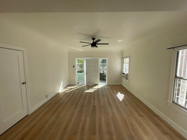 Building Photo - 2047 S Harcourt Ave
