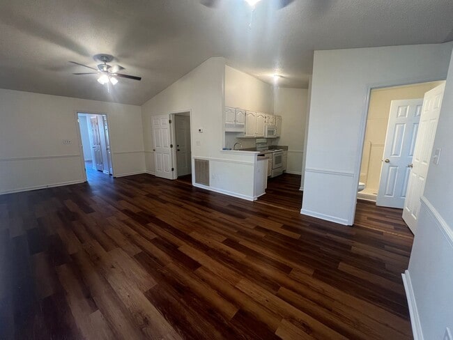 Foto del edificio - 1023 Yellowhammer Ln