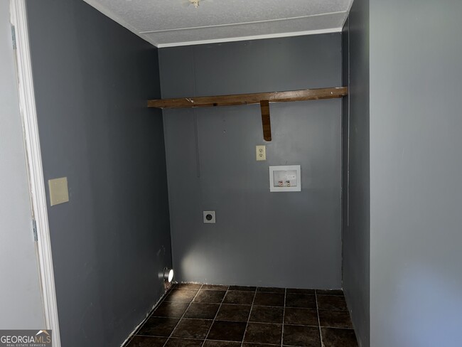 Building Photo - 490 Christmas Tree Rd