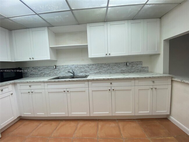 Foto del edificio - 10000 NW 80th Ct