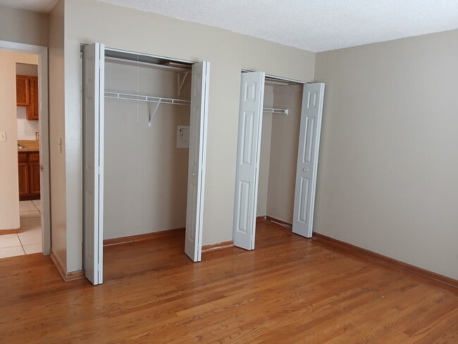 Foto del edificio - 247 N Neltnor Blvd