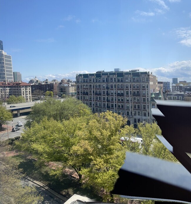 Foto del edificio - 475 Commonwealth Ave