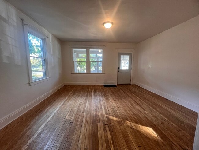 Building Photo - 845 Capen St NE