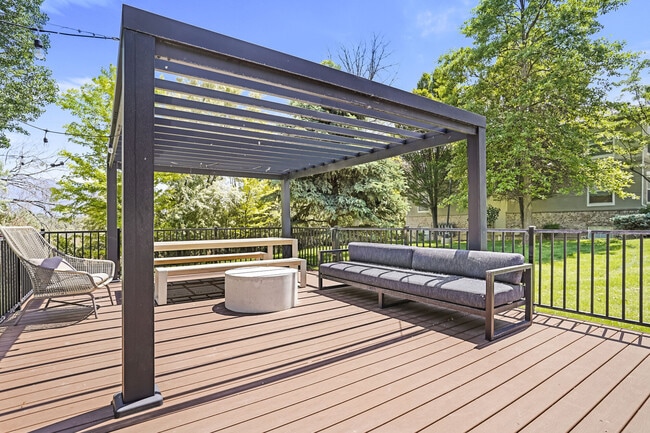 Building Photo - River Oaks