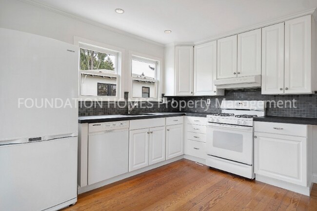 Building Photo - Walkable Central Mill Valley 2BR!  Garden!  Garage!  Mt. Tam Views!  FOUNDATION